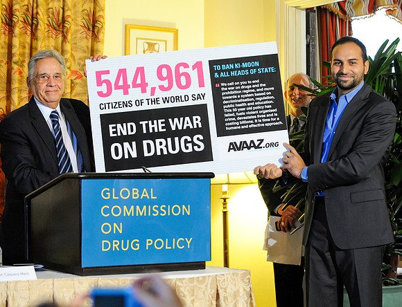 Fernando Henrique Cardoso and MC holding large sign stating number of petition signees